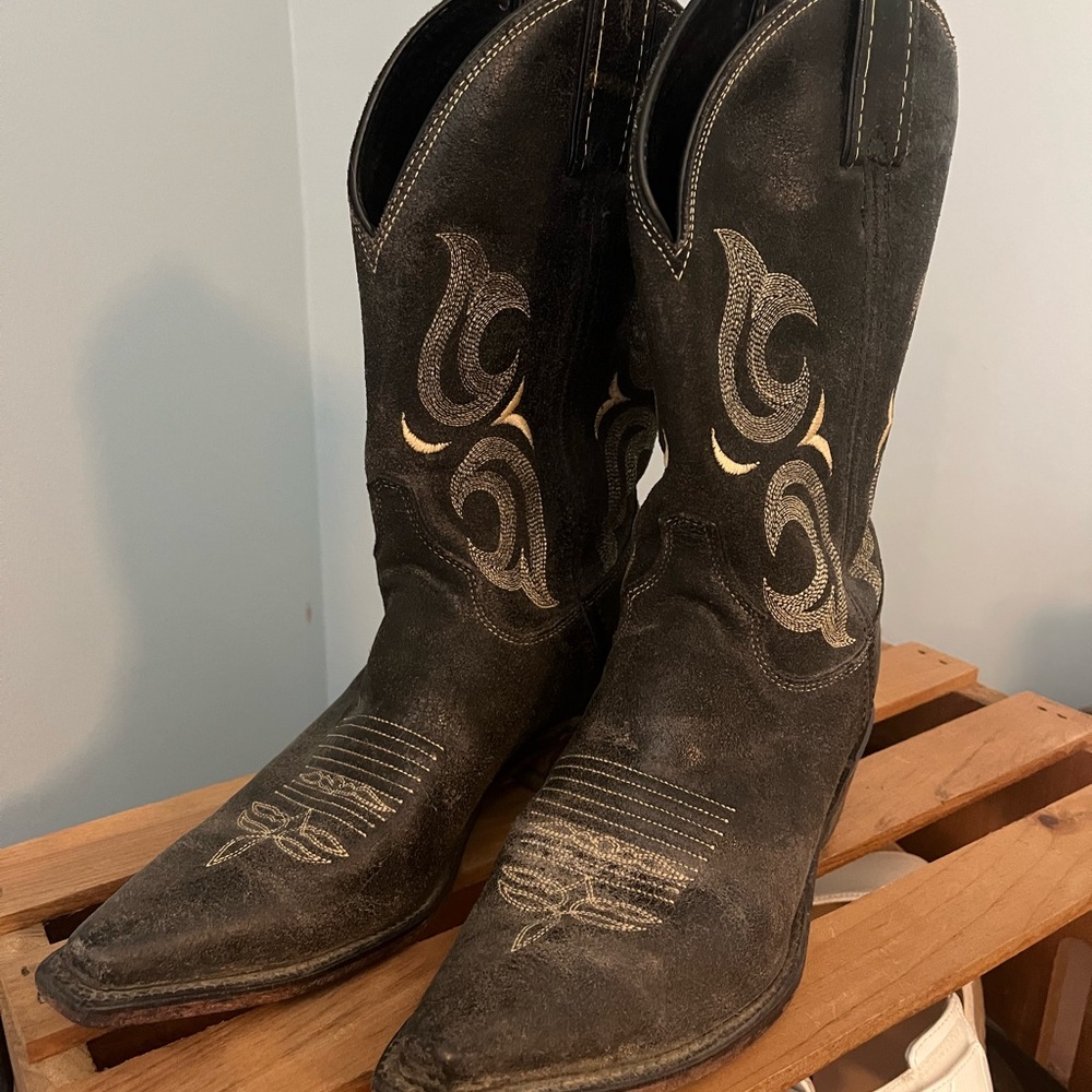 Women’s black western boots